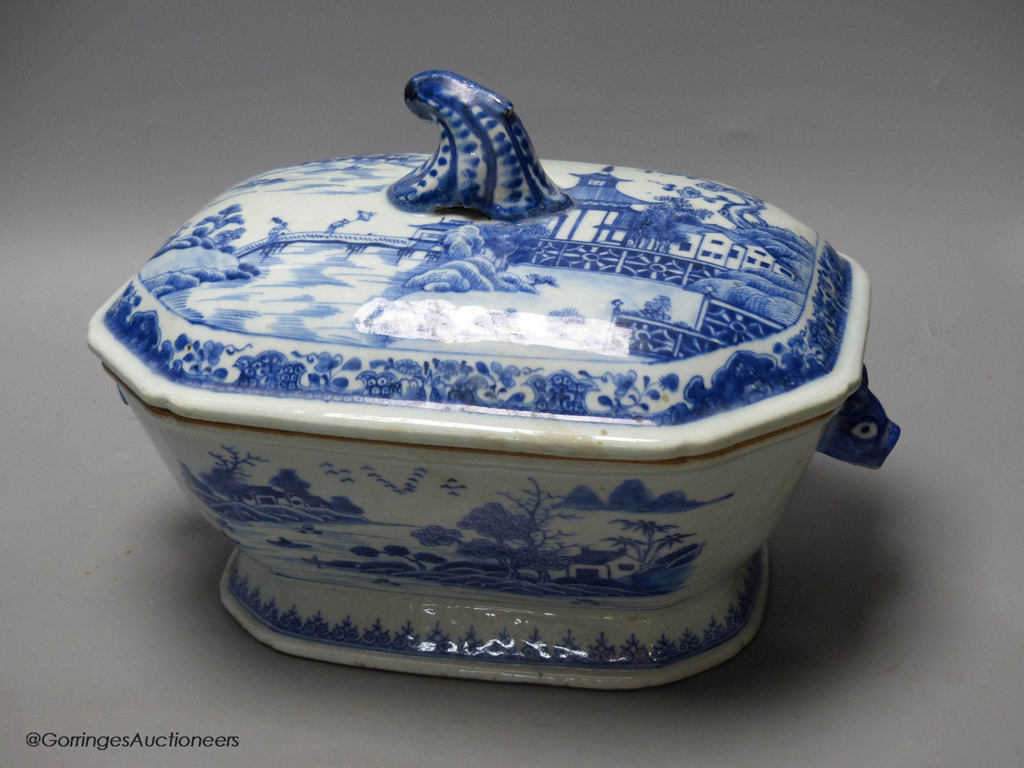 An 18th century Chinese export blue and white porcelain tureen and cover, 24cm high, 30cm wide.